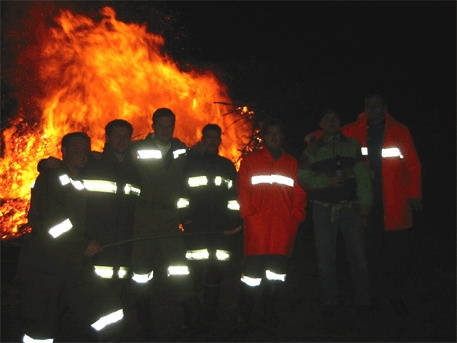 http://www.jormannsdorf.at/ff/bildergalerie/cache/vs_2004%20Osterfeuer_ostern010.jpg