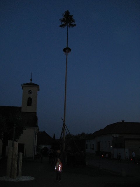 http://www.jormannsdorf.at/ff/bildergalerie/cache/vs_2009_04_25%20Maibaum_FF%20313.jpg