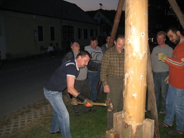 http://www.jormannsdorf.at/ff/bildergalerie/cache/vs_2009_04_25%20Maibaum_FF%20315.jpg